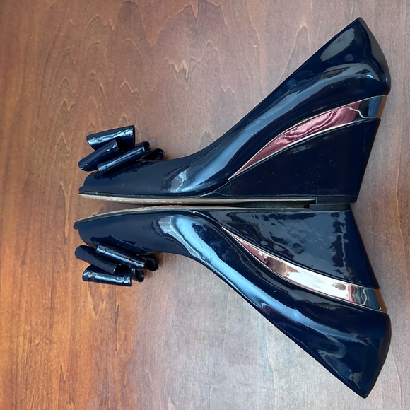 Vince Camuto Varro black patent peep toe wedge with bow 7 M - Picture 4 of 14